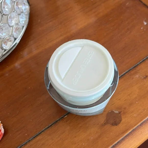 Estée Lauder moisturizer - Picture 3 of 6